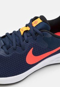 Nike Performance REVOLUTION UNISEX granatowy