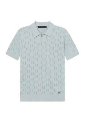 Jasnoniebieska koszulka polo z krótkim rękawem, z subtelnym wytłaczanym wzorem i małym czarnym logo na dole po prawej stronie.