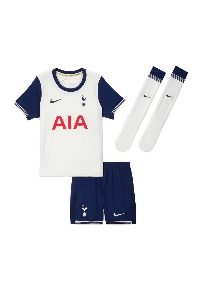 Weißes Fußballtrikot mit marineblauen Akzenten, rotem "AIA"-Logo, passenden marineblauen Shorts und weißen Socken mit marineblauen Streifen, mit Nike-Branding.