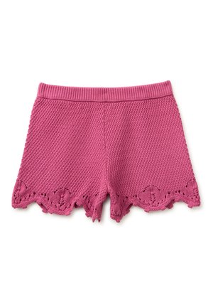 Pantalones cortos rosas de punto con patrón de punto texturizado, cintura acanalada y dobladillo festoneado con detalles decorativos de calado.