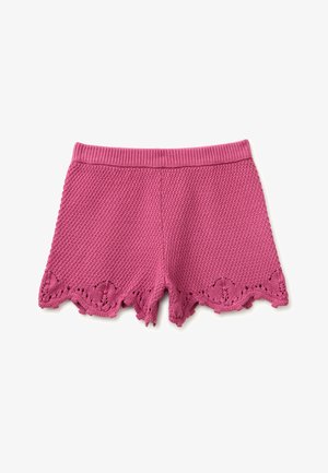 Gestrickte pinke Shorts mit texturiertem Stichmuster, geripptem Bund und welligem Saum mit dekorativen Ajour-Details.