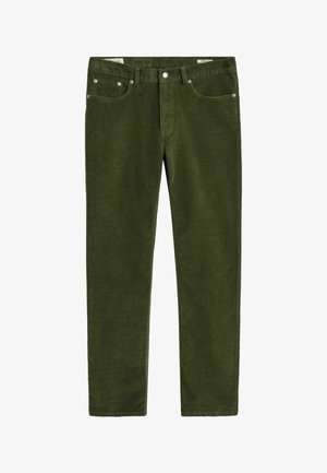 Oliwkowe spodnie z kordurowej tkaniny z zapięciem na guzik i zamek, szlufkami na pasek, przednimi kieszeniami oraz prostymi nogawkami na białym tle.