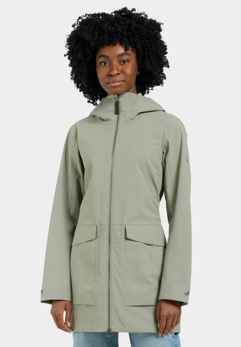 Veste imperméable vert clair avec capuche, fermeture éclair à l'avant et deux grandes poches. Dotée d'une texture lisse et de poignets ajustables.