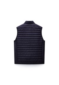 Tmavomodrá prešívaná vesta bez rukávov s horizontálnym prešívaním, vysokým golierom a hladkými bočnými panelmi, zobrazená zozadu na bielom pozadí.