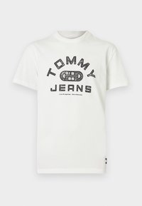 Λευκό βαμβακερό μπλουζάκι με κοντά μανίκια, που διαθέτει μαύρο γραφικό τύπωμα με το "TOMMY JEANS" και ένα εικονίδιο άρσης βαρών, στρογγυλή λαιμόκοψη.