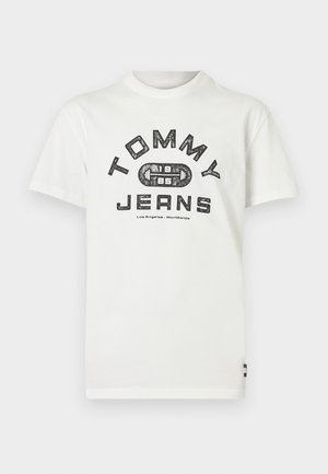 Valge puuvillane lühikeste varrukatega t-särk, millel on must graafiline trükk "TOMMY JEANS" ja raskuste tõstmise ikoon, ümar kaelus.