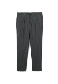 Pantaloni grigi a righe sottili con vestibilità su misura, dotati di chiusura con bottone, tasche laterali e una texture liscia.