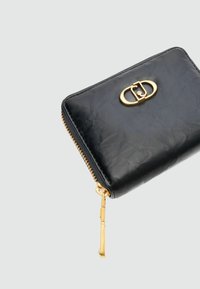 Zwarte leren portemonnee met een gestructureerd oppervlak, gouden ritsluiting en een ovale logo-accent aan de voorkant. De ritstrekker heeft een gouden hardwaredetail.