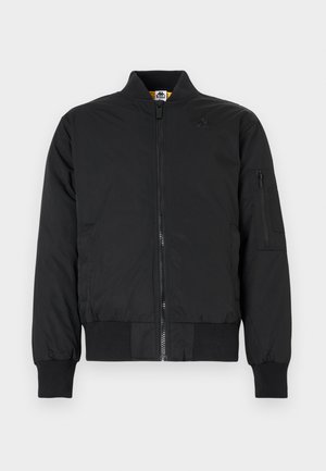 Casaco bomber preto com fecho frontal, gola e punhos canelados, dois bolsos laterais e um bolso com fecho no braço esquerdo.
