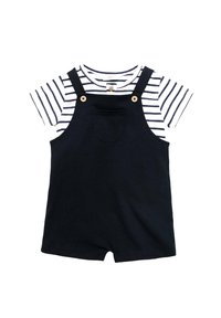 Námorně modré kraťasy s kšandami a pod nimi pruhované bílé a námořnické tričko. Obsahuje dřevěné knoflíkové detaily a přední kapsu na kšandách.