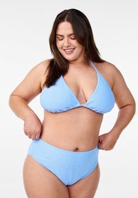Lys blå bikini med trekantetop og højtaljede bottom. Stoffet har teksturerede blomsterdesigns. Justerbare stropper for optimal pasform.