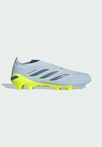Chaussure de football Adidas Predator bleu clair avec semelle jaune, rayures irisées, col style chaussette et crampons moulés.