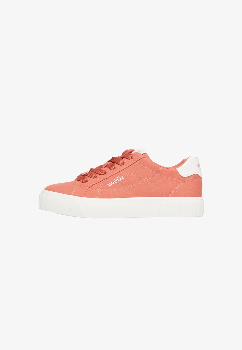 Baskets basses corail avec une semelle plate-forme blanche, un devant à lacets et un renfort de talon blanc avec logo sur le côté et la languette.