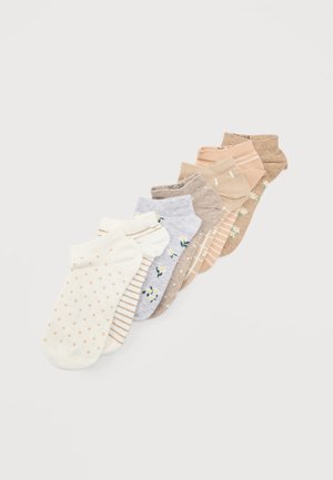 Zeven paar enkelsokken in beige, bruin, grijs en wit met patronen waaronder stippen, strepen en kleine bloemen.