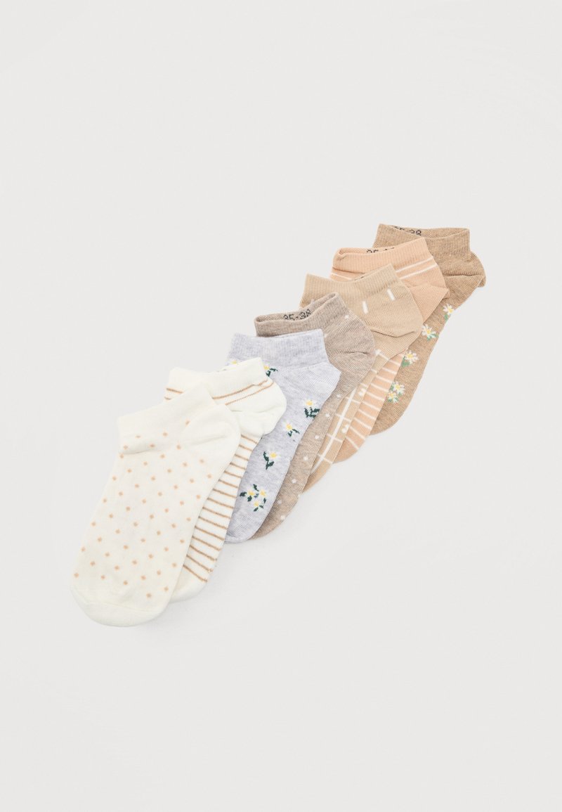 Επτά ζευγάρια κάλτσες αστραγάλου σε μπεζ, καφέ, γκρι και λευκό με σχέδια που περιλαμβάνουν πουά, λωρίδες και μικρά λουλούδια.