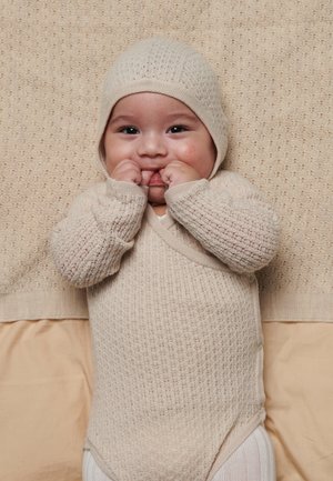 Copenhagen Colors, BABY CROSS OVER &BONNET HAT SET - Боди - pale cream