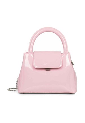 Sac à main en cuir verni rose au design structuré, avec des poignées rondes en haut, un rabat à l'avant et une bandoulière en chaîne argentée. Fini lisse et brillant.