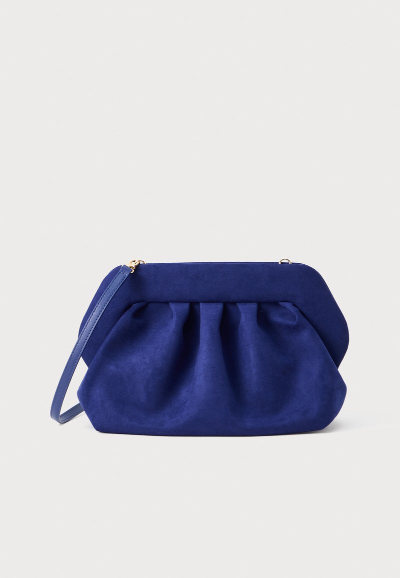 Blå semsket clutch-veske med samlet tekstur, en strukturert form og en tynn stropp. Har en gullglidelås og glatt overflate.