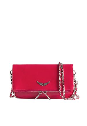 Pochette rectangulaire rose vif avec décoration argentée en forme d'aile et bandoulière chaîne, détail de la fermeture éclair devant.