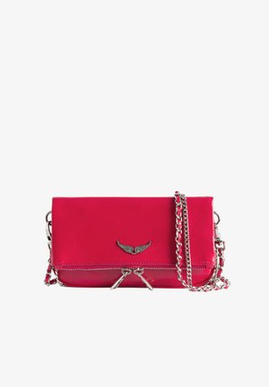 Felroze rechthoekige clutch met zilveren vleugelvormige decoratie en kettingriem, detail van de rits aan de voorkant.