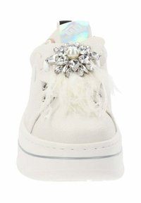 Zapatilla blanca de cuero con adornos florales decorativos que presentan acentos de brillo y perlas. Incluye un detalle texturizado y esponjoso en la parte delantera.