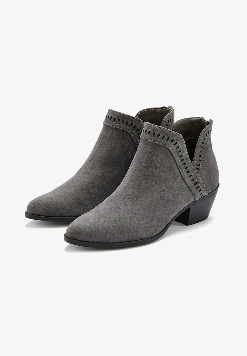 Paire de bottines en daim gris avec talons blocs bas et garniture décorative découpée autour de l'ouverture de la cheville.
