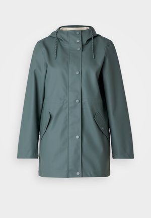 Manteau imperméable vert avec capuche, boutons-pression et poches latérales. Texture lisse et coupe décontractée, conçu pour la fonctionnalité et le confort.