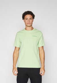 Peak Performance - ORIGINAL SMALL LOGO TEE - Basic T-shirt - vivid green Thumbnail Image 1