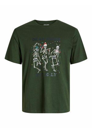 Camiseta de algodón verde oscuro con un estampado gráfico de esqueletos con atuendos festivos, con el texto "MUERTO POR DENTRO PERO ALEGRE" debajo.