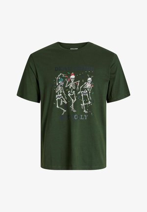 Mørkegrøn bomulds T-shirt med et grafisk print af skeletter i festligt tøj, med teksten "DØD INDENI MEN GLAD" nedenunder.