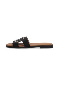 Sorte flade sandaler med to brede stropper, der har en metallisk detalje. Sålen er lavet af brun læder med en glat overflade.