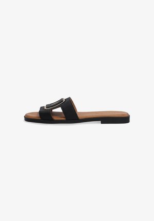 Schwarze flache Rutschsandalen mit zwei breiten Riemen und einem metallischen Akzent. Das Fußbett besteht aus hellbraunem Leder mit einer glatten Textur.