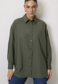 Unselected, khaki