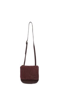 Suede crossbody taske i dyb burgunder med en glat læderbund. Har en lynlåslukning og en justerbar skulderrem for alsidighed.