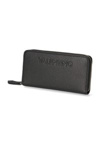 Portafoglio nero in pelle con chiusura a zip, finitura testurizzata, logo in rilievo sul fronte e design slim. Dettagli con zip dorata e linguetta in tessuto.