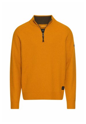 Pull à col zippé mi-haut en orange vif avec texture côtelée, col intérieur vert foncé et patch logo noir en bas à gauche.