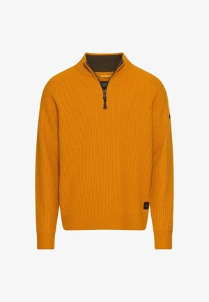 Sweter typu quarter-zip w jasnym pomarańczowym kolorze z prążkowaną fakturą, ciemnozielonym wewnętrznym kołnierzem oraz czarną naszywką z logo w dolnym lewym rogu.