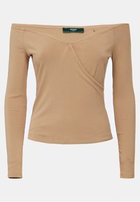 Beige geripptes Langarmshirt mit schulterfreiem Design und überkreuzter Vorderseite. Verfügt über ein kleines Etikett mit "GUESS" am Halsausschnitt.