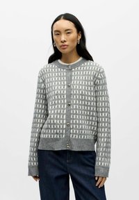 Szary, dziany kardigan o wzorzystej fakturze, z białymi kształtami geometrycznymi, okrągłym dekoltem i srebrnymi guzikami z przodu.