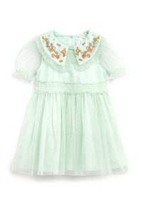 Robe en tulle vert clair avec des manches bouffantes, une taille froncée et un col Peter Pan brodé de motifs floraux multicolores.