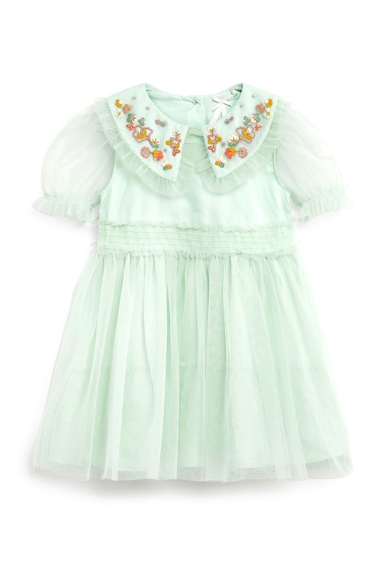 Robe en tulle vert clair avec des manches bouffantes, une taille froncée et un col Peter Pan brodé de motifs floraux multicolores.
