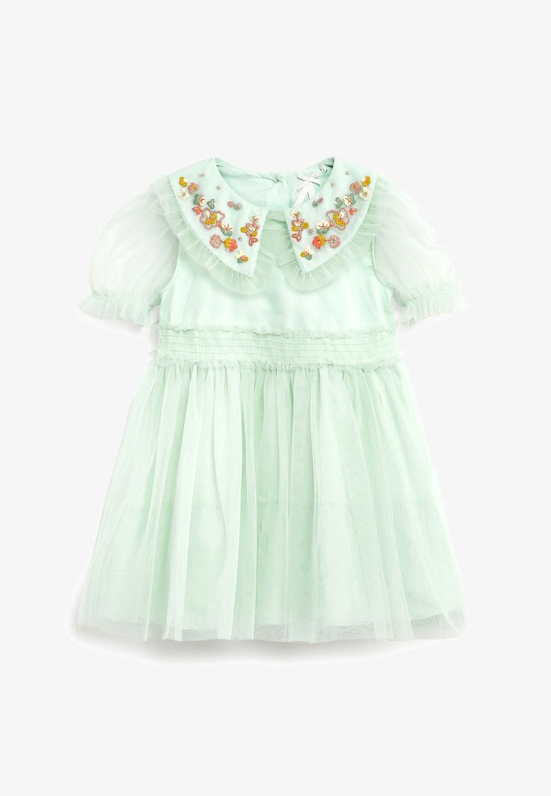 Robe en tulle vert clair avec des manches bouffantes, une taille froncée et un col Peter Pan brodé de motifs floraux multicolores.