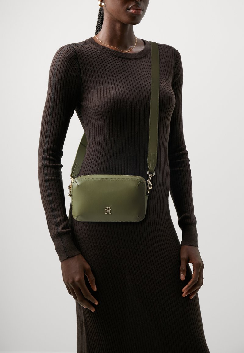 Tommy Hilfiger CHIC CAMERA BAG - Axelremsväska - utility olive