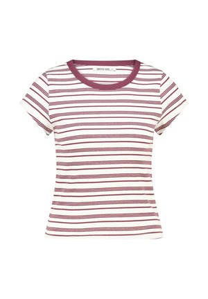T-shirt blanc à manches courtes avec de fines rayures horizontales bordeaux et un col rond uni bordeaux.