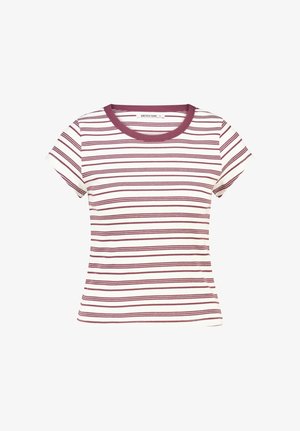 T-shirt blanc à manches courtes avec de fines rayures horizontales bordeaux et un col rond uni bordeaux.