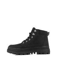 Botas de tobillo de ante negro con cierre de cordones, ojales plateados, cuello acolchado y suela de goma gruesa con profundas ranuras para un mejor agarre.