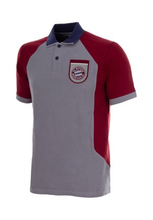 Poloshirt met korte mouwen, grijze voorkant, rode raglanmouwen, navy kraag en FC Bayern München-logo op het linker borstzakje.