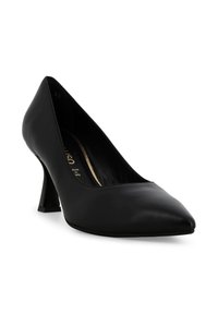 Décolleté in pelle nera con tacco alto a punta e tacco basso a blocco. Texture liscia con design minimalista. Prodotto in Italia.