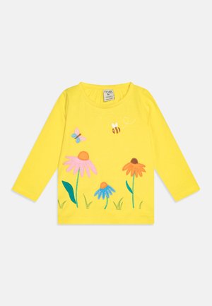 Camicia gialla a maniche lunghe con fiori ricamati, una farfalla e un'ape. Realizzata in cotone, con scollo rotondo e colori vivaci.