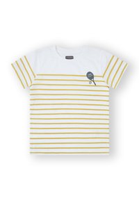Camiseta blanca de algodón con rayas horizontales amarillas, escote redondo, mangas cortas y un gráfico de temática tenística en azul marino en la parte delantera.
